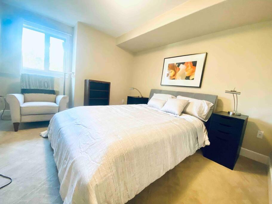 Amazing Location 2 Bedroom Minutes From Downtown Victoria Buitenkant foto