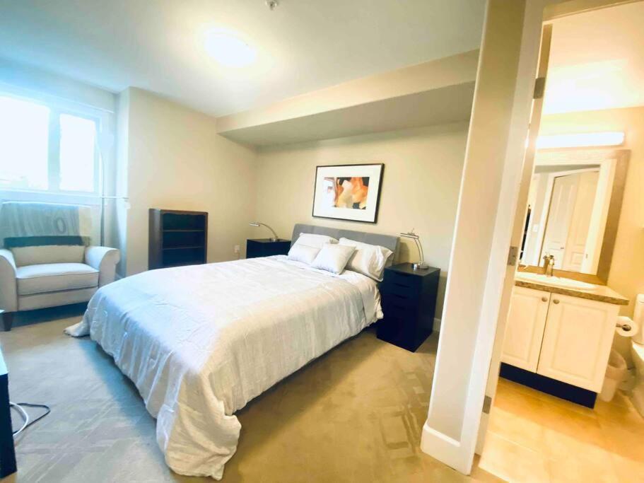 Amazing Location 2 Bedroom Minutes From Downtown Victoria Buitenkant foto
