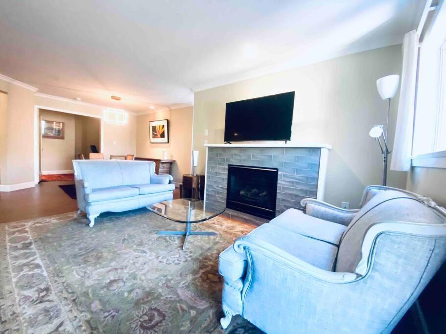 Amazing Location 2 Bedroom Minutes From Downtown Victoria Buitenkant foto