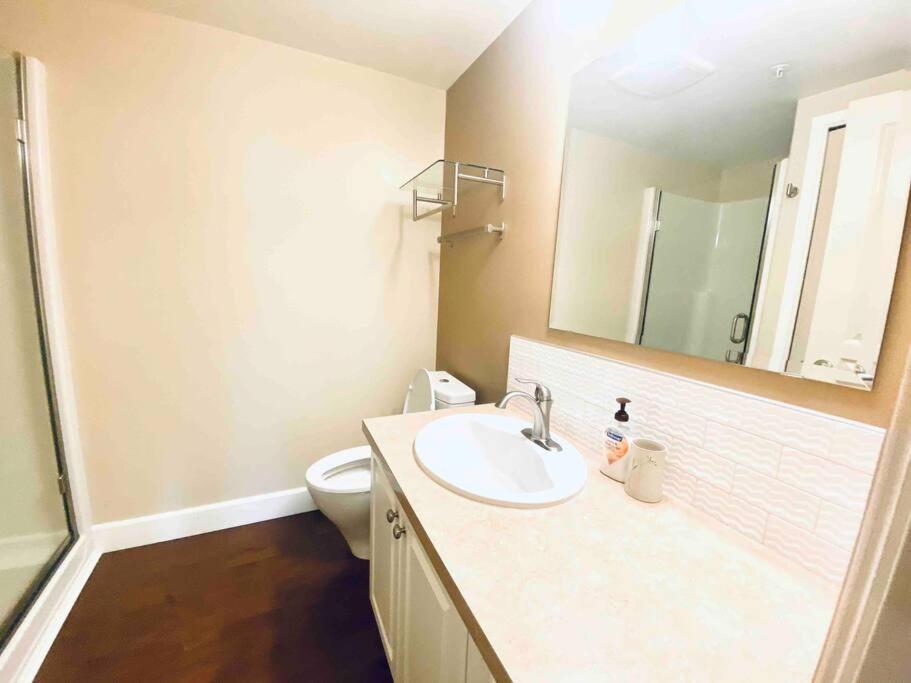 Amazing Location 2 Bedroom Minutes From Downtown Victoria Buitenkant foto