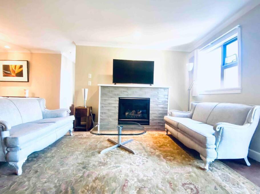 Amazing Location 2 Bedroom Minutes From Downtown Victoria Buitenkant foto