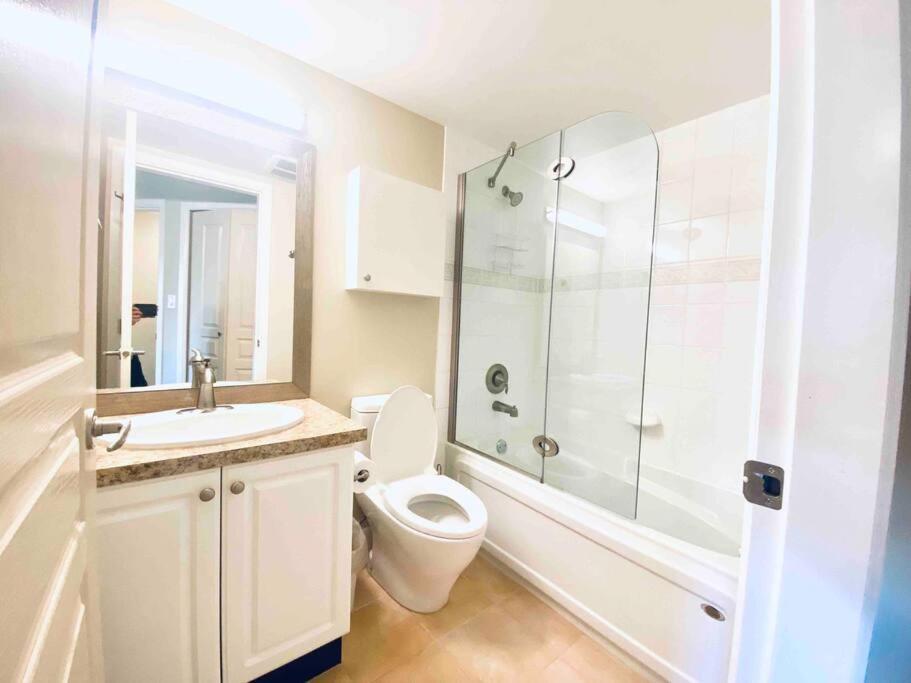 Amazing Location 2 Bedroom Minutes From Downtown Victoria Buitenkant foto