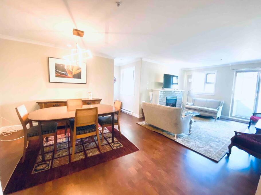 Amazing Location 2 Bedroom Minutes From Downtown Victoria Buitenkant foto