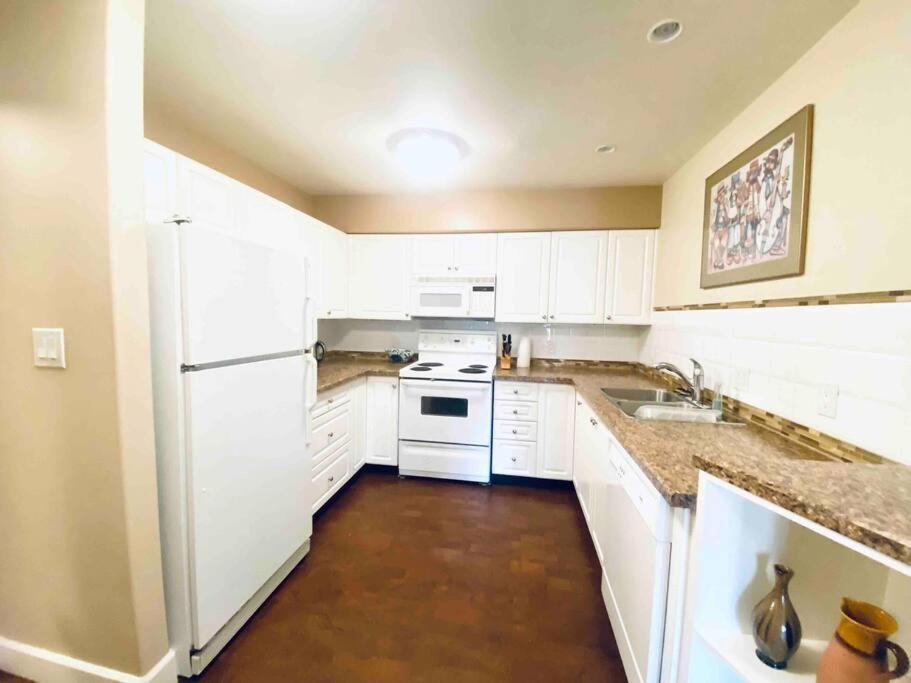 Amazing Location 2 Bedroom Minutes From Downtown Victoria Buitenkant foto