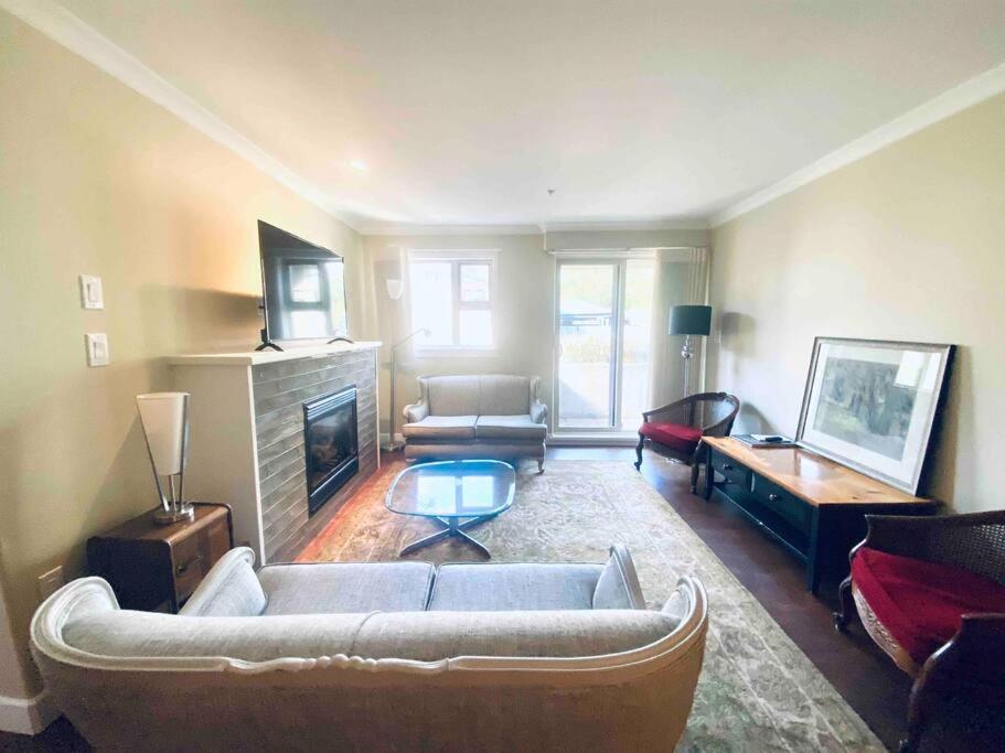 Amazing Location 2 Bedroom Minutes From Downtown Victoria Buitenkant foto