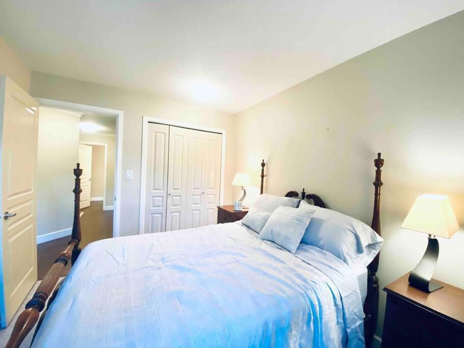 Amazing Location 2 Bedroom Minutes From Downtown Victoria Buitenkant foto