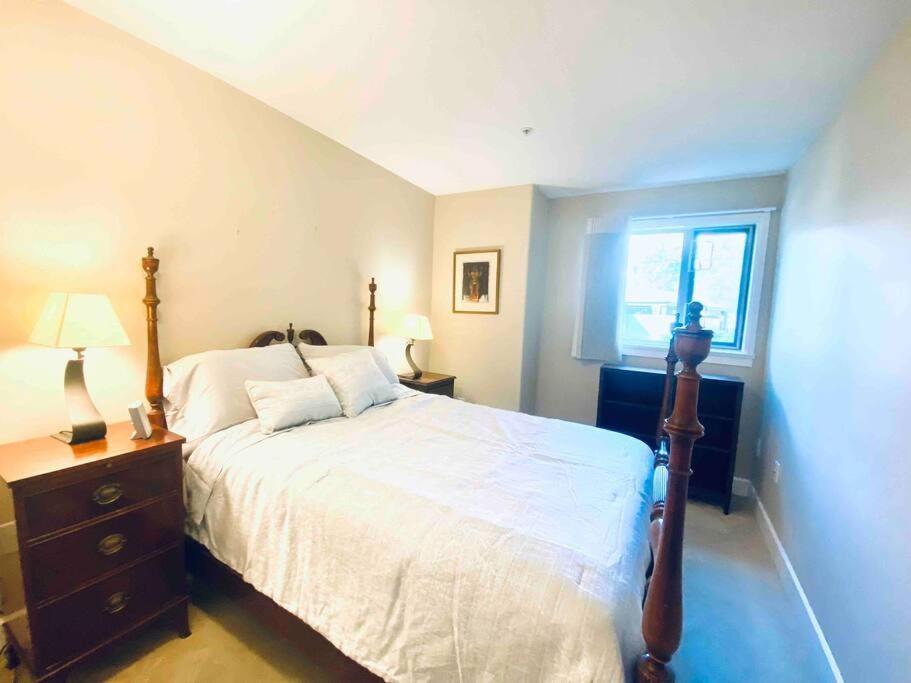 Amazing Location 2 Bedroom Minutes From Downtown Victoria Buitenkant foto